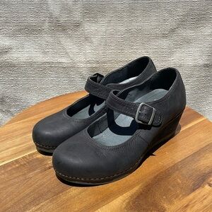 Dansko Women's Sandra Wedge Pump, Plack Nubuck Size 40